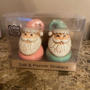 Holiday salt and pepper shakers